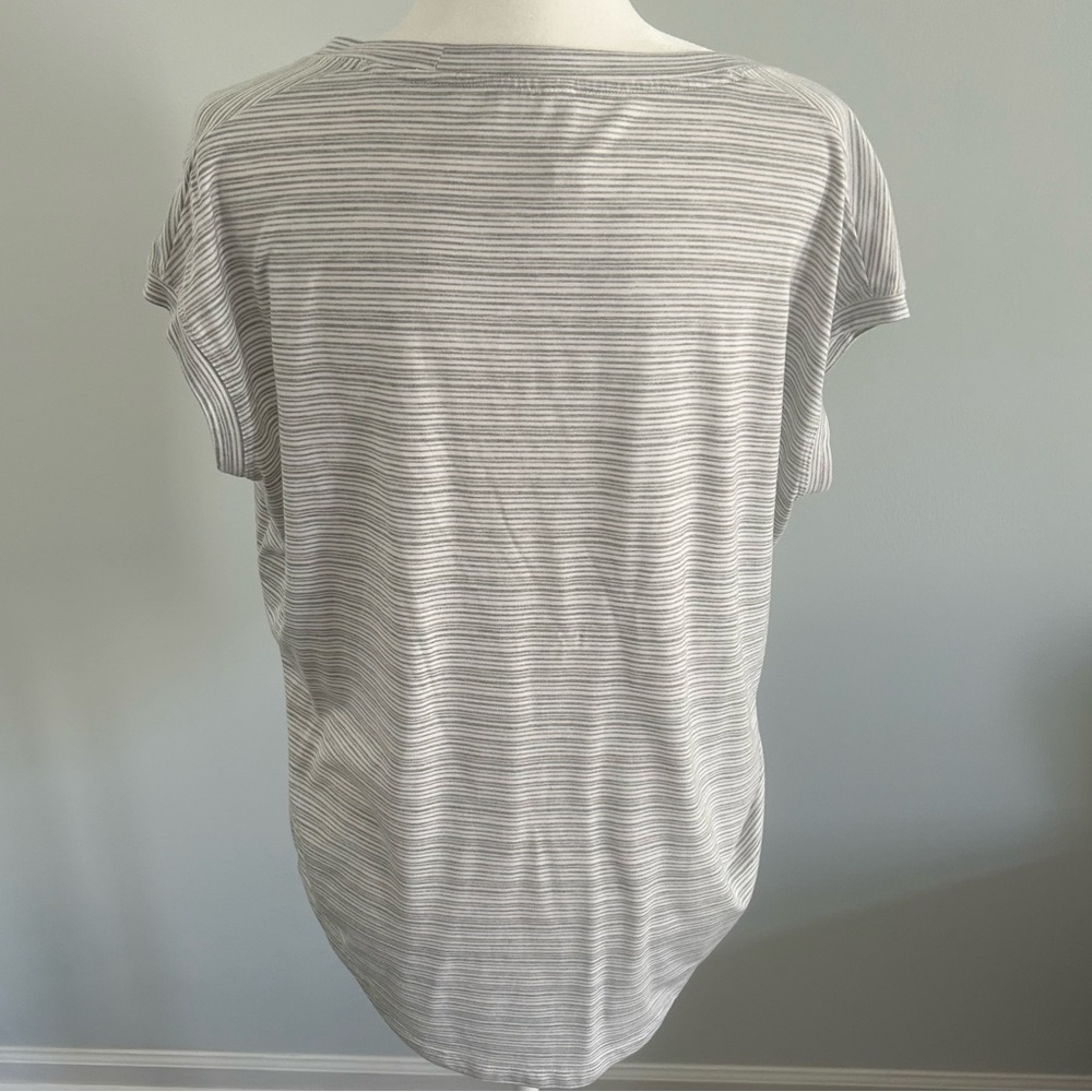 Athleta Ladies T-Shirt - Size M￼ - Picture 4 of 6